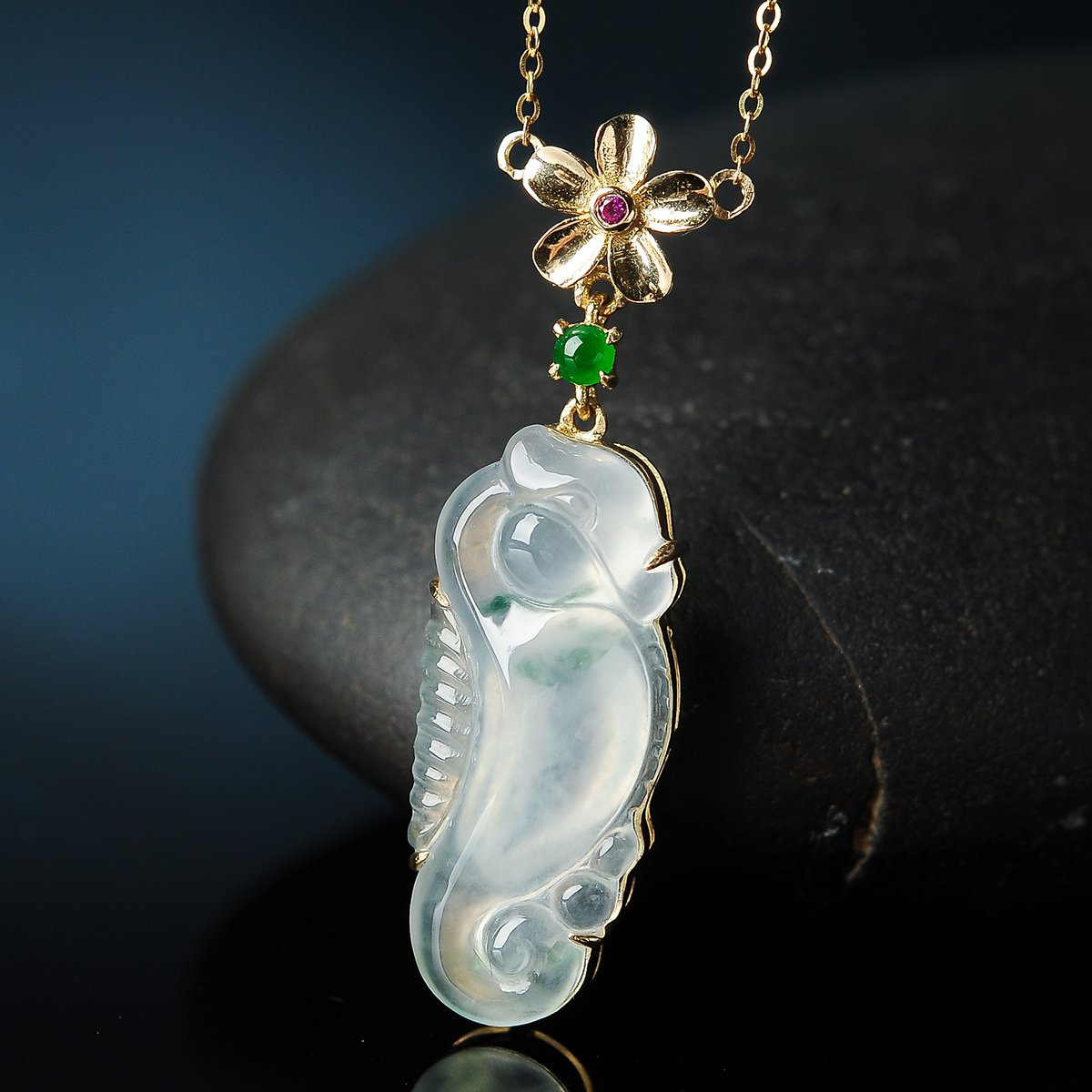 亿珍阁18k金镶a货翡翠玉吊坠冰糯种浅绿飘花海马玉吊坠附证书