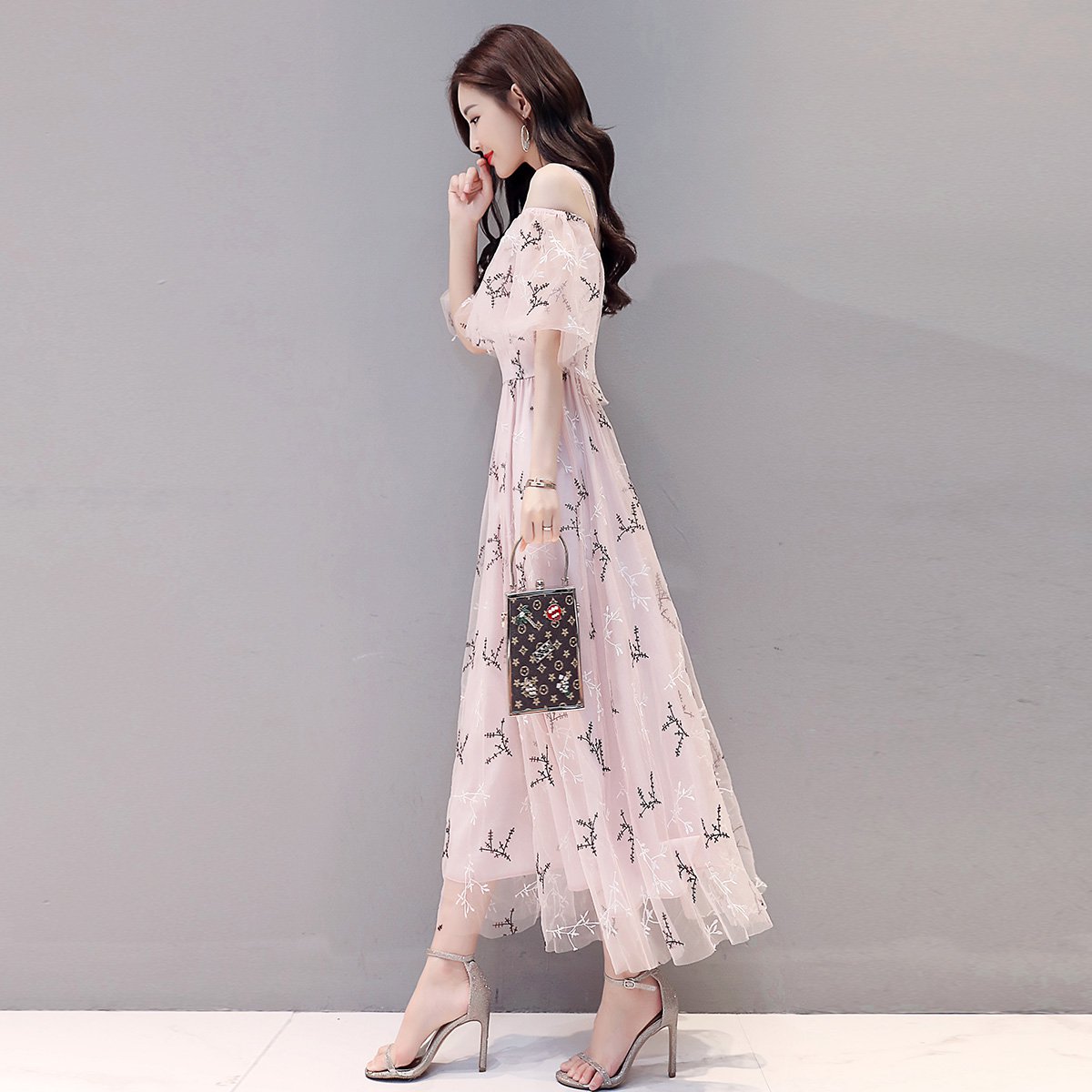 【2018夏装新款】女士气质优雅长裙吊带一字领露肩五分袖印花网纱拼接