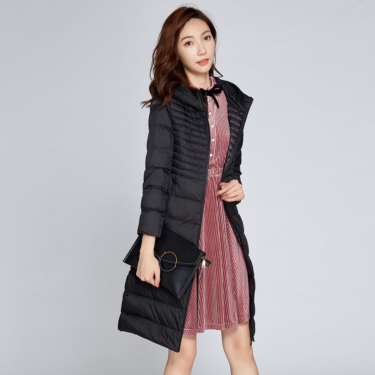 蔓诺蒂冬季新款常规轻薄修身连帽女款羽绒服