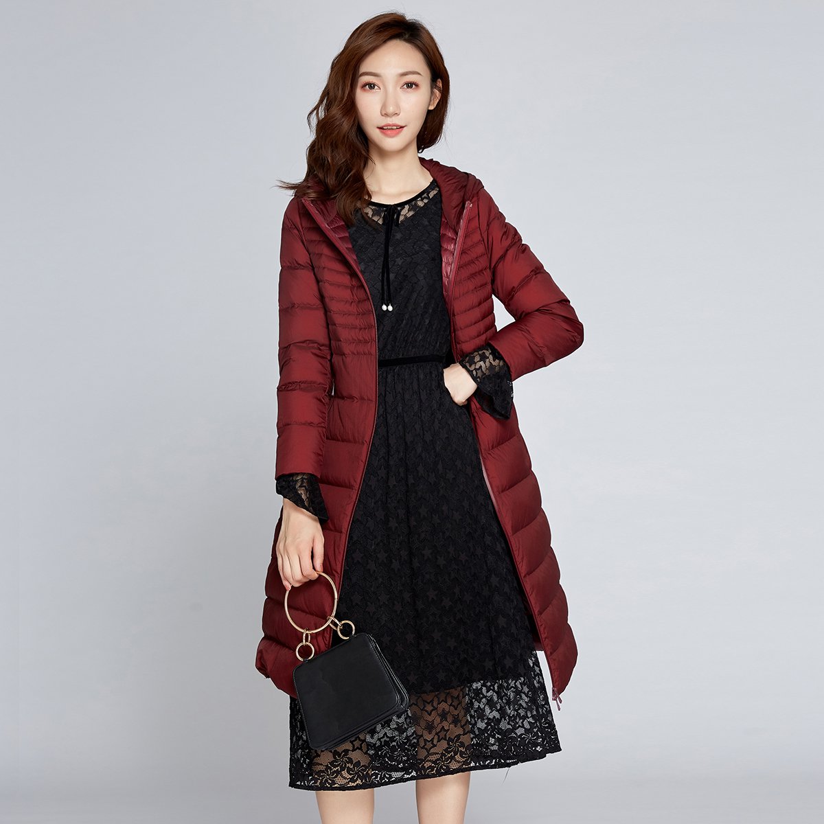 羽绒大赏—蔓诺蒂女装 蔓诺蒂冬季新款常规轻薄修身连帽女款羽绒服