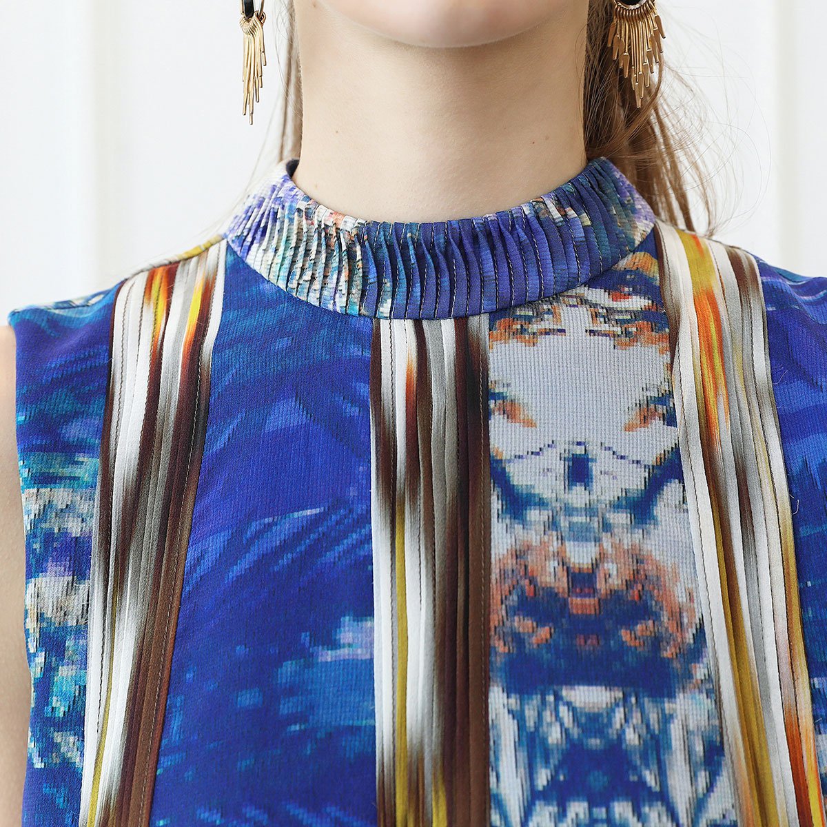 voa维欧艾真丝乔其碧蓝无袖珍珠扣半高领褶皱塔克线拼接宽松丝绸2018