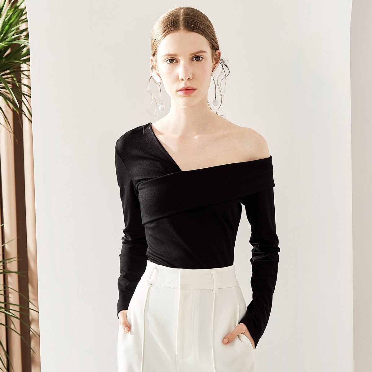 糖力2018秋装新款时尚不规则斜领单肩设计t恤女长袖修身露肩上衣