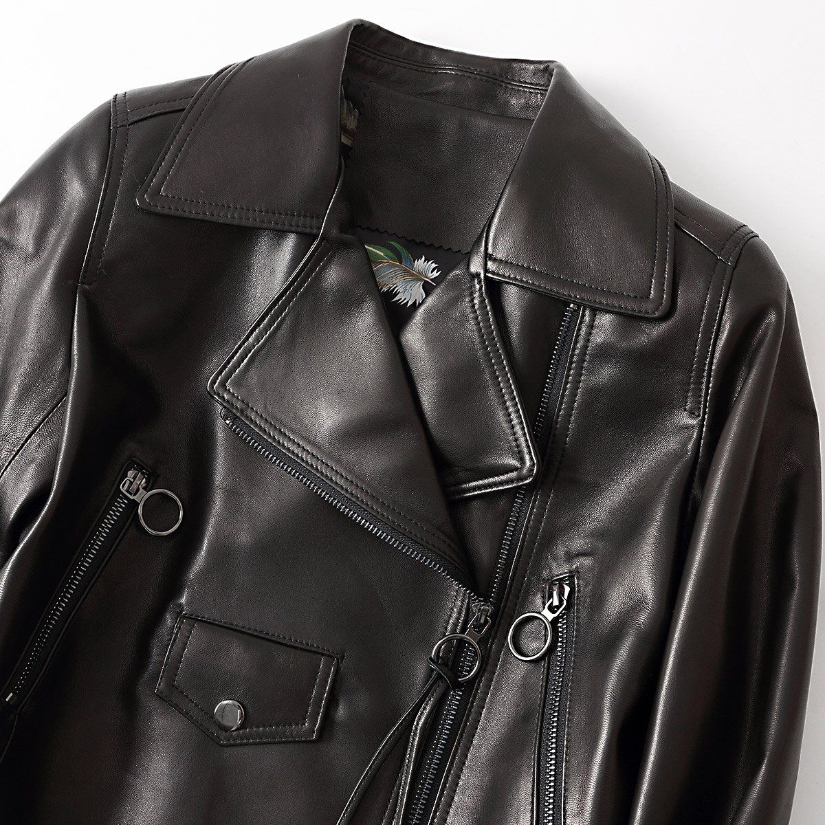 黑色女款翻领短款机车皮衣