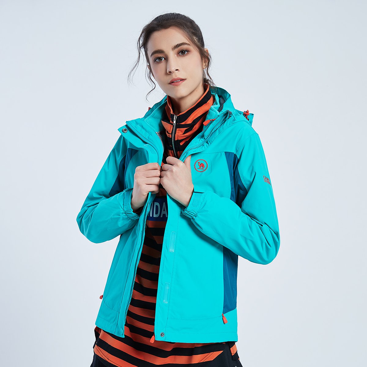 骆驼牌2018秋冬新品 三合一 可拆卸抓绒内胆 女款冲锋衣 时尚两件套