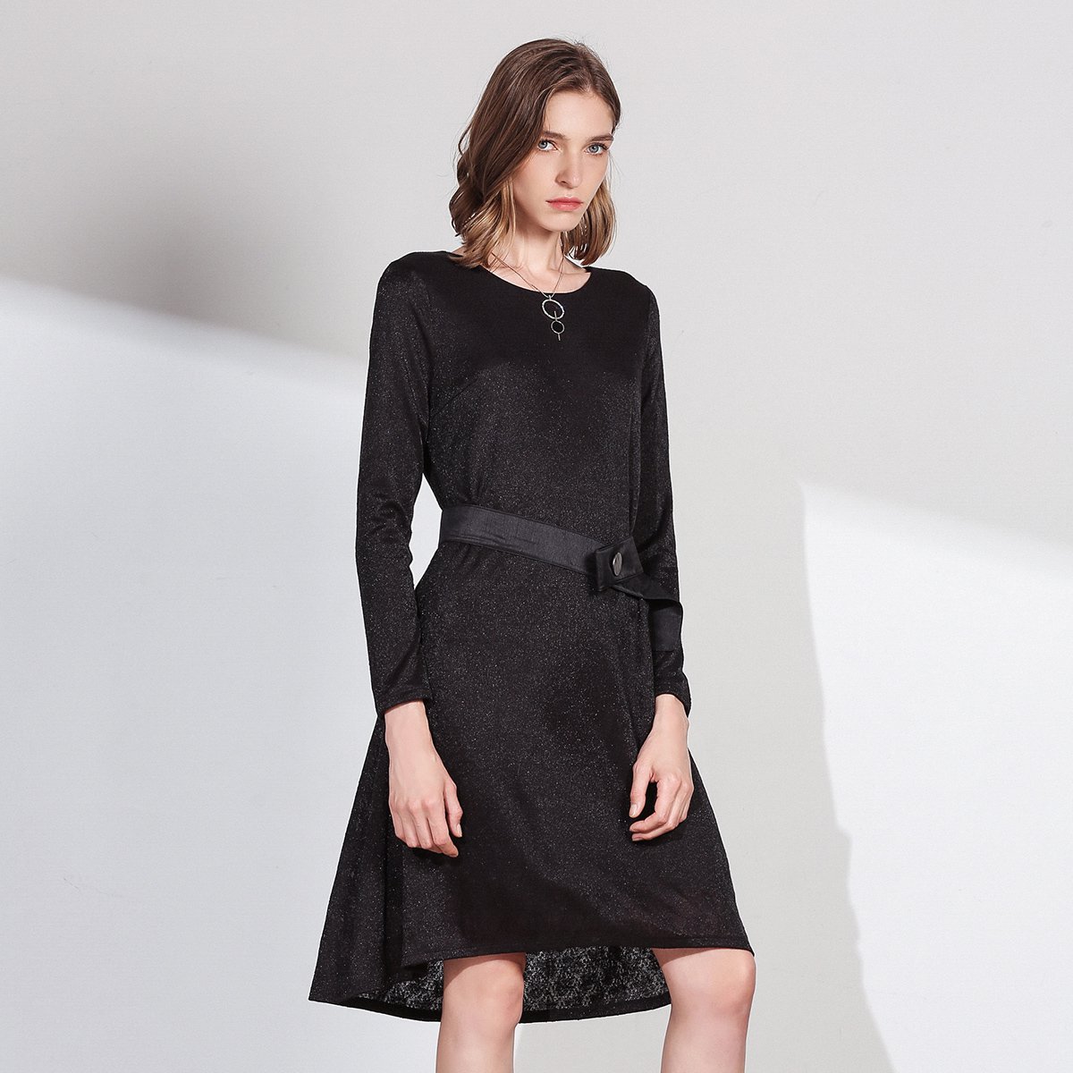 lapora丽莫秋冬新款长袖圆领连衣裙光泽质感个性腰带收腰气质