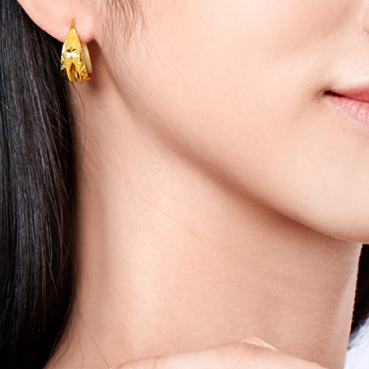 周大福 车花蛇肚 足金黄金耳环-f152585