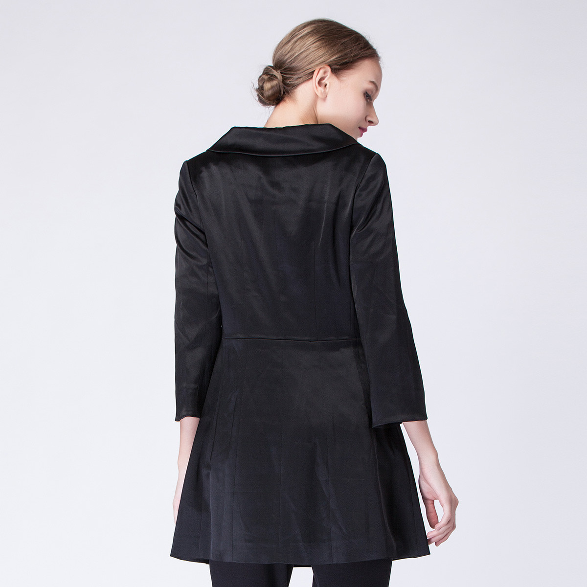 袖长: 长袖 适用性别: 女 材质: 面料成份:  81%醋纤  19%聚酯纤维