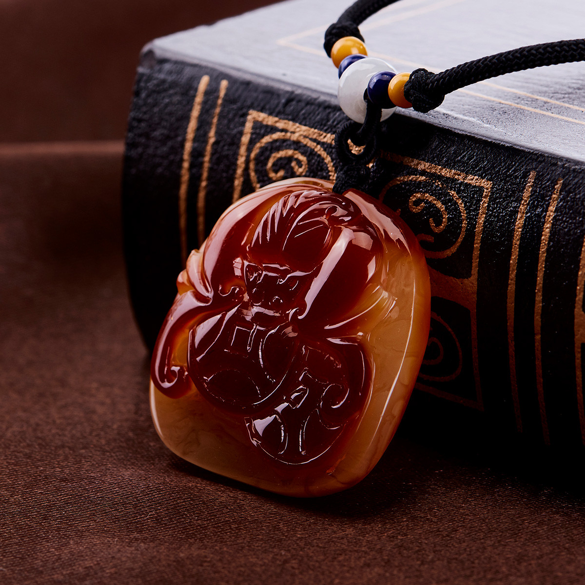 嘉乐琥珀 天然 蜜蜡吊坠皮色俏雕蝙蝠铜钱雕刻件琥珀吊坠男女款