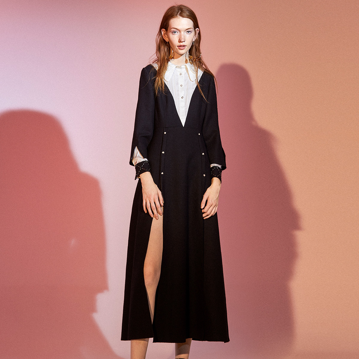 chichy品牌经典黑白撞色v字型拼接侧缝开叉束腰连衣裙