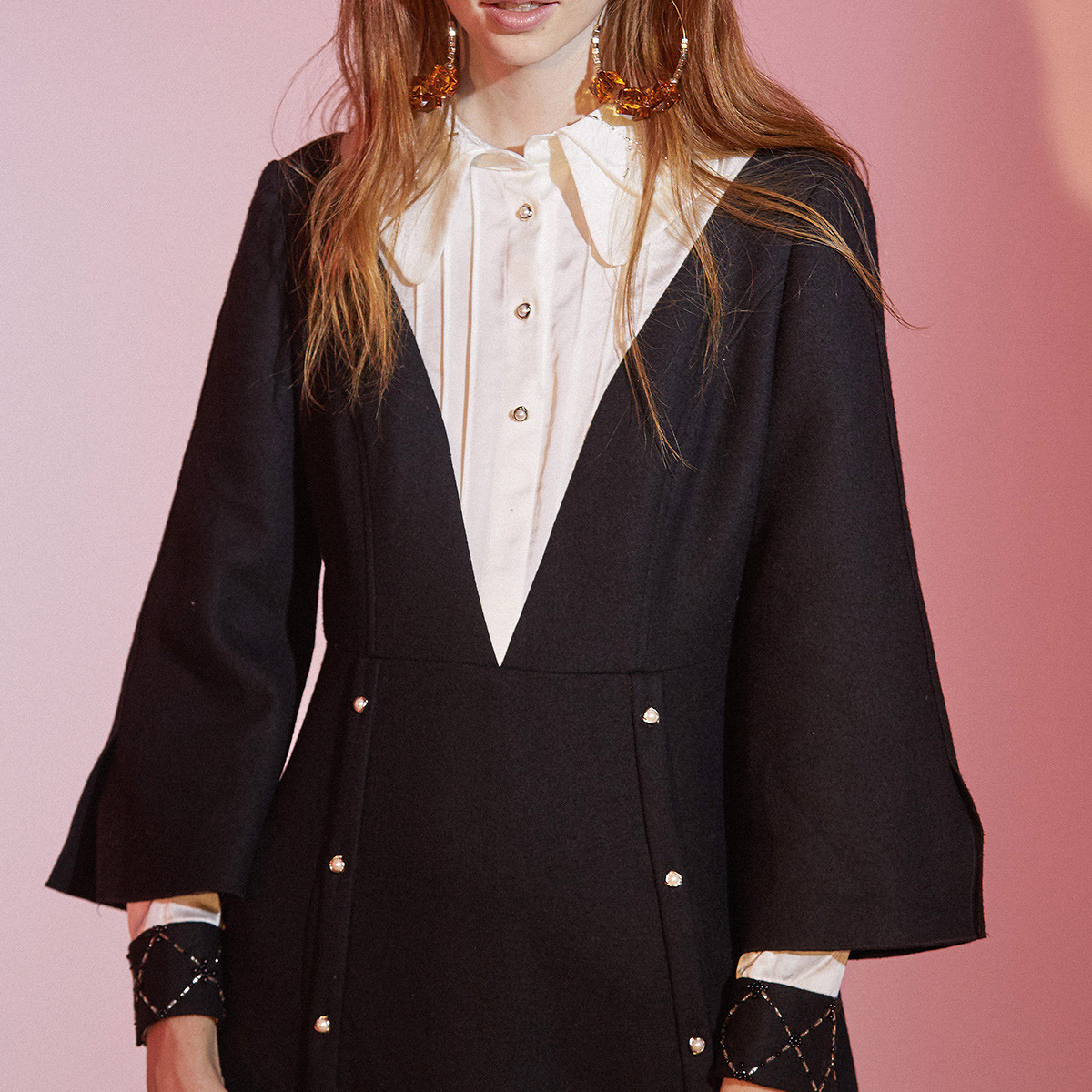 chichy品牌经典黑白撞色v字型拼接侧缝开叉束腰连衣裙