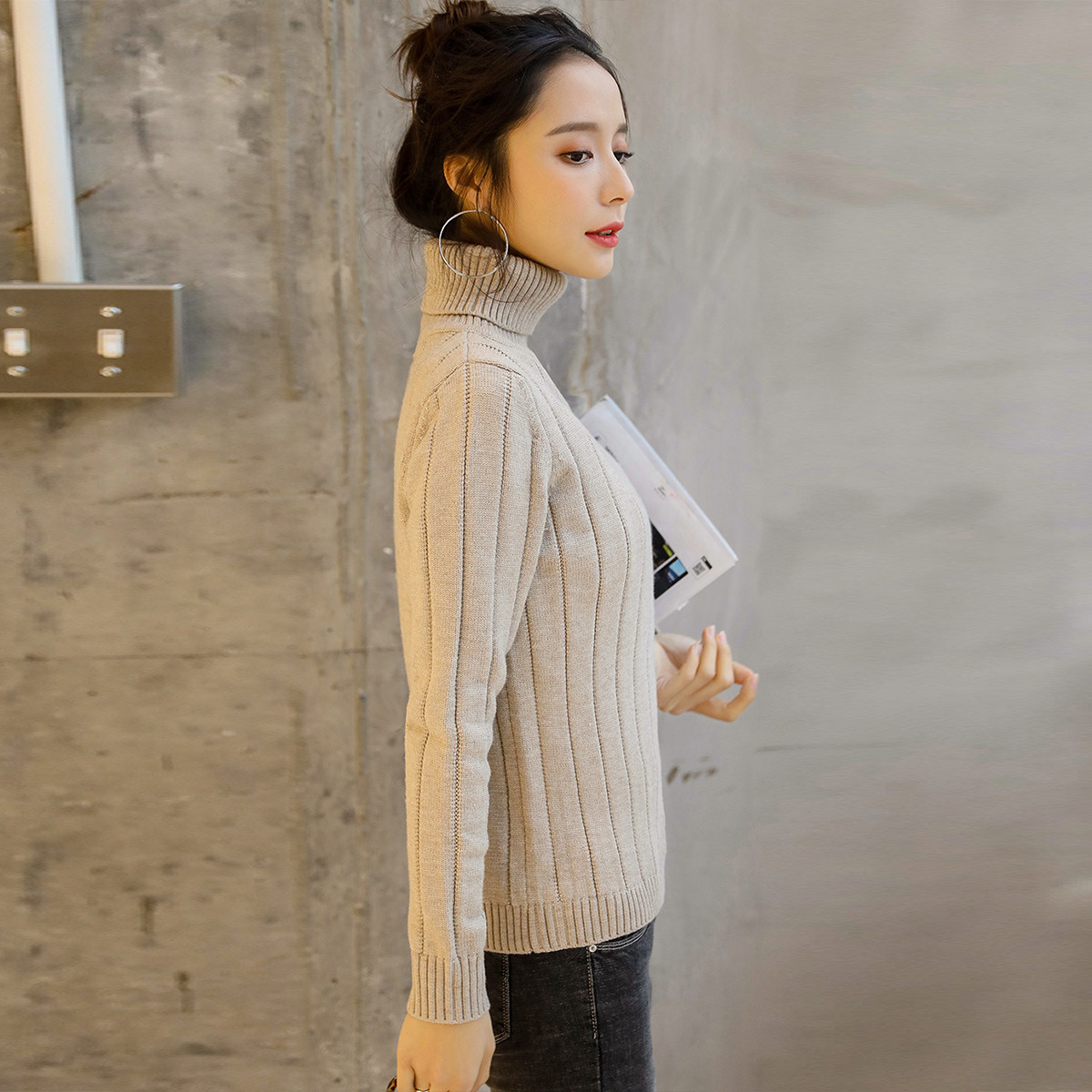 女米色高领套头毛衣
