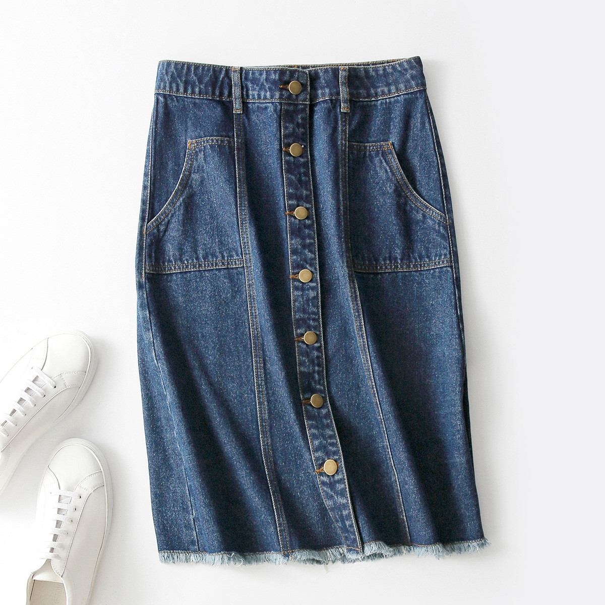 【2018新品】女款通勤基础简约时尚纽扣双口袋毛边直筒牛仔半身裙