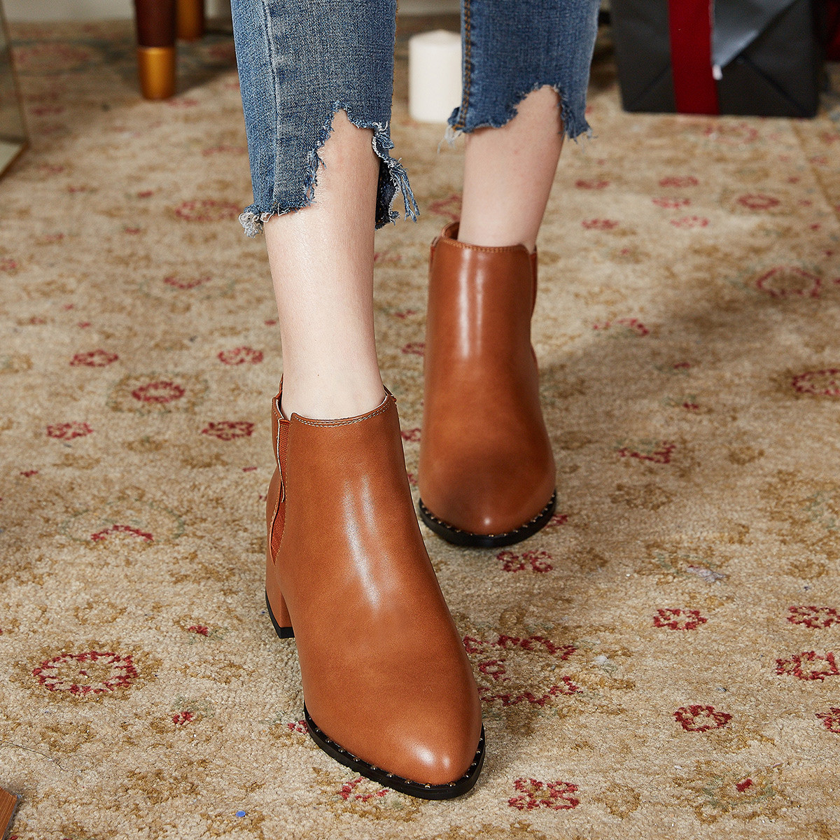 短靴涉趣2018冬款冬季新品尖头粗跟皮带扣平底短靴新品时尚潮流拉链女