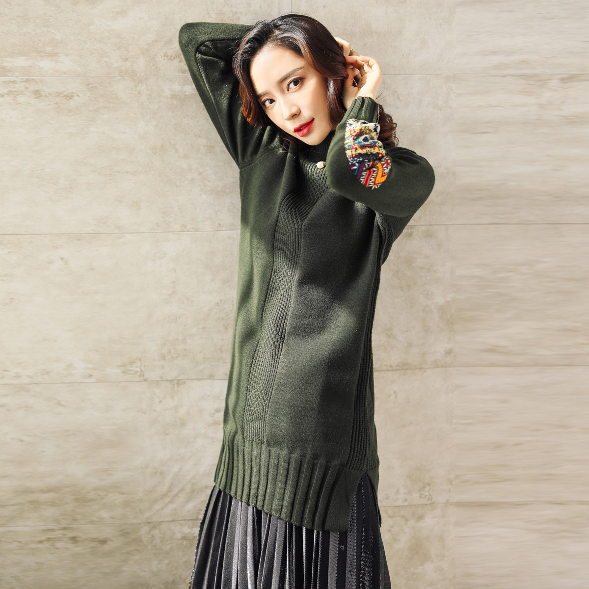 女墨绿色立领中长款毛衣