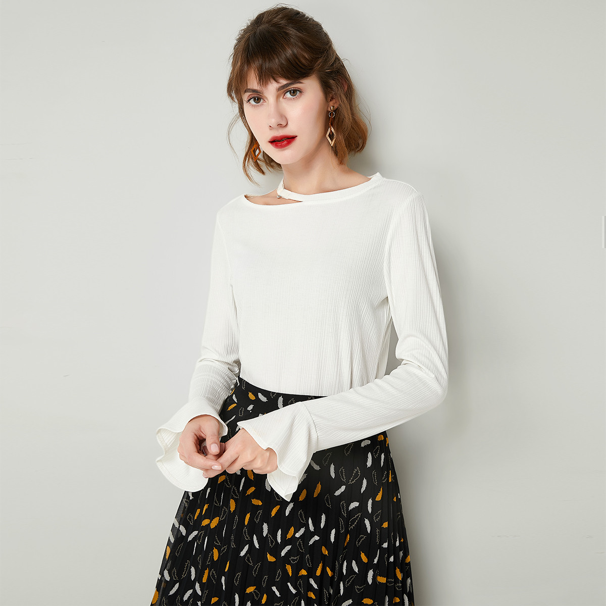 lachata2019春新款女士百搭镂空复古喇叭袖口女款t恤