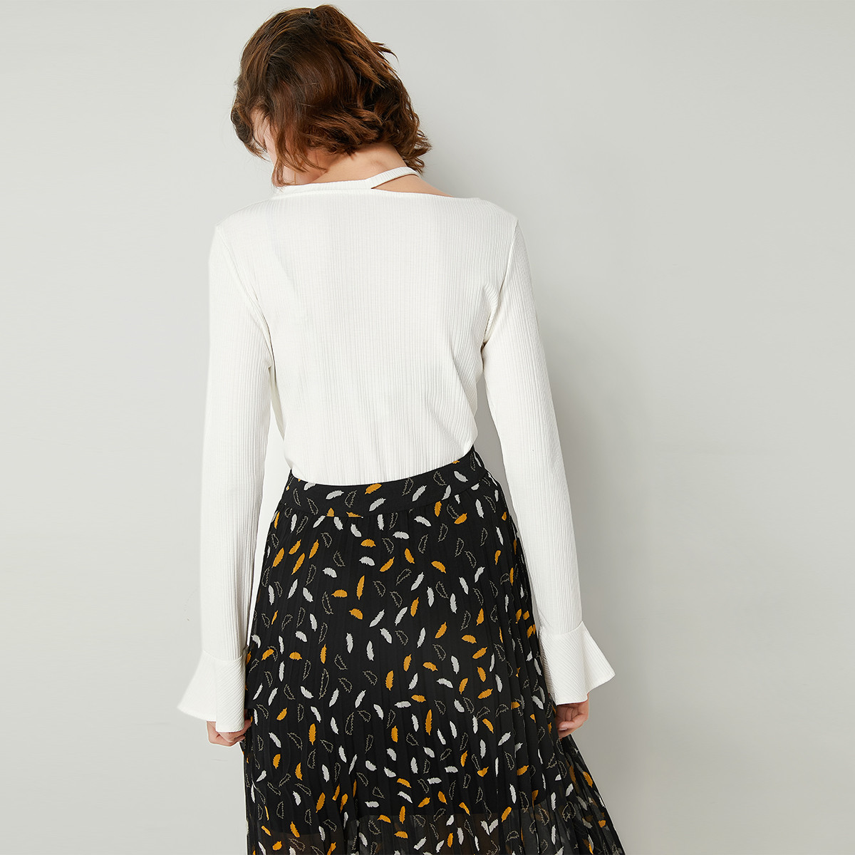 lachata2019春新款女士百搭镂空复古喇叭袖口女款t恤