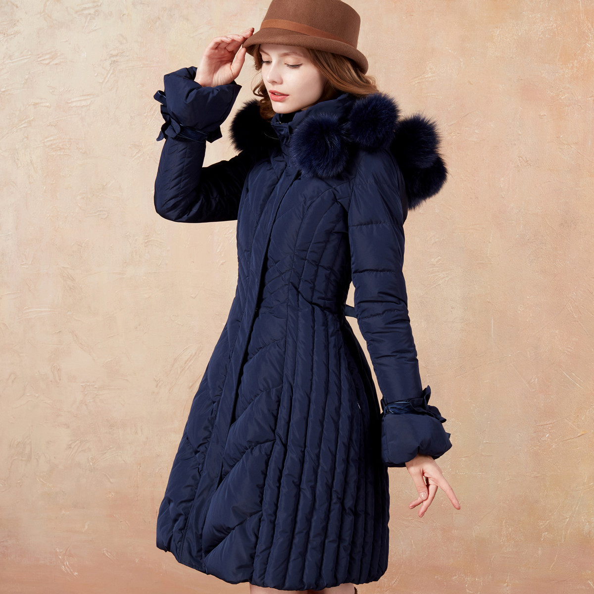 artka阿卡女装专场 artka阿卡90%白鸭绒毛球显瘦微喇叭袖女中长款羽绒