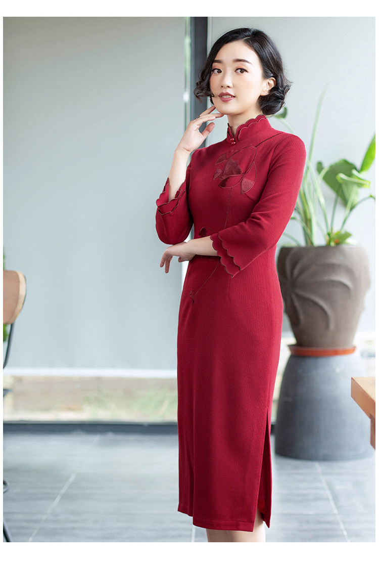 [白芥子]2018秋冬新款刺绣旗袍女喜庆花瓣领年轻款连衣裙