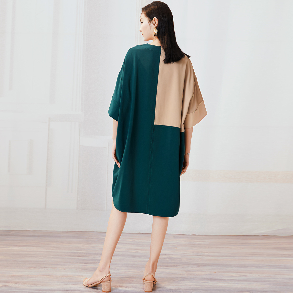 v领落肩袖宽松抽绳中长连衣裙