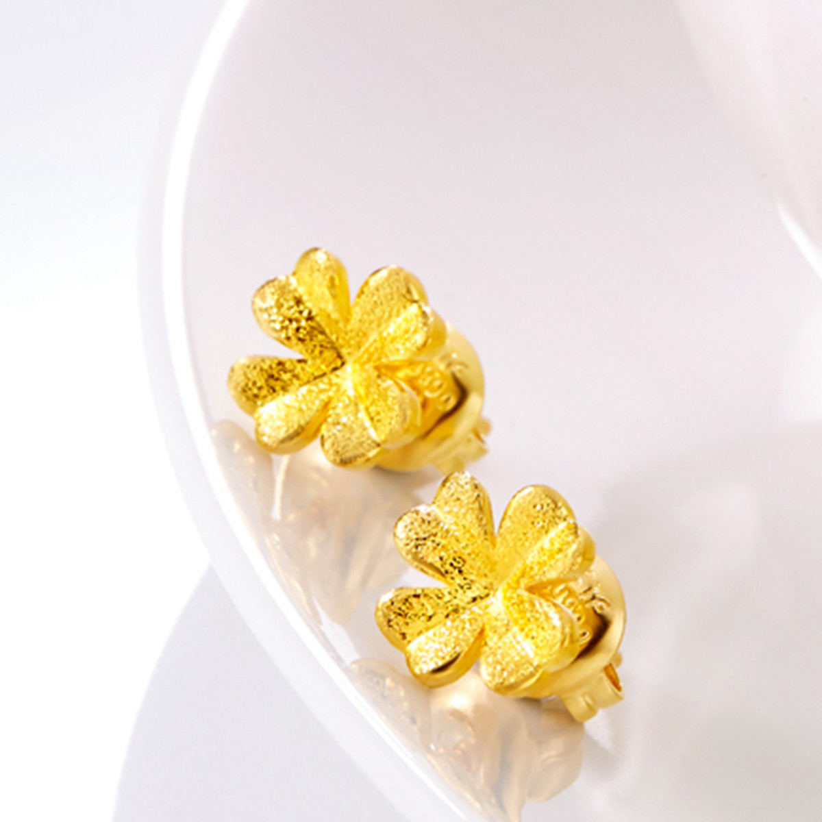 周大福 幸运四叶草光沙足金黄金耳钉女士母亲节礼物