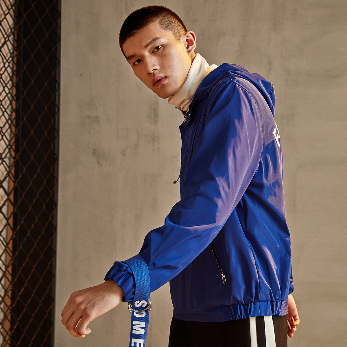 太平鸟男装春夏新品风尚系列男士刺绣连帽运动夹克