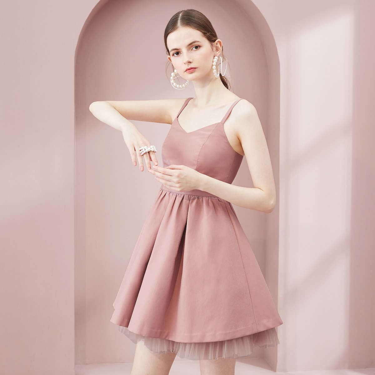 糖力春夏季连衣裙v领拼接网纱露肩吊带连衣裙