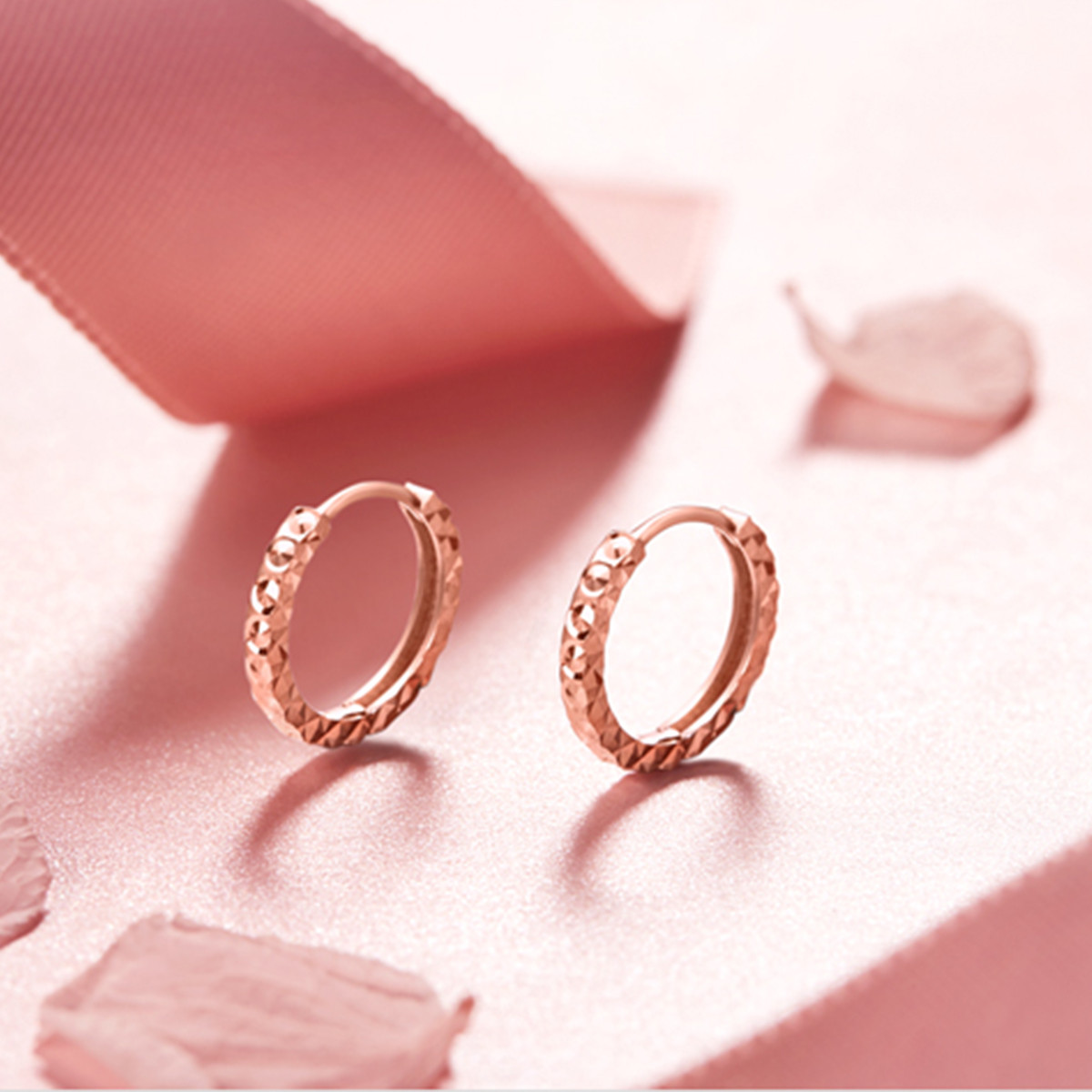 周大福【旗舰店】 简约时尚18k金耳环耳饰女士