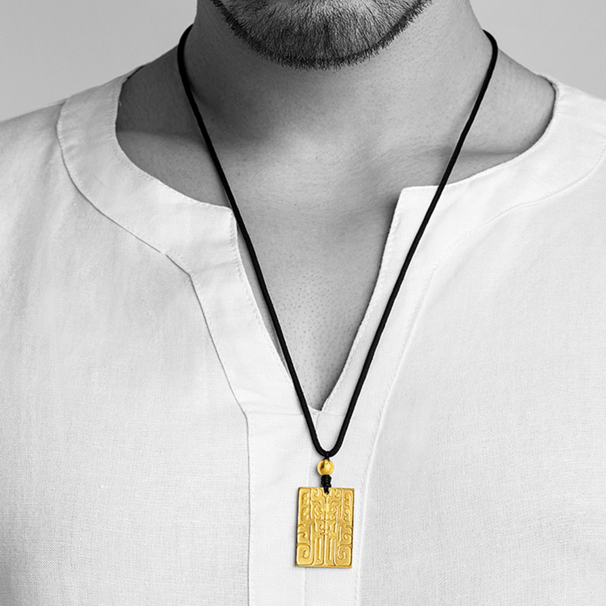 周大福 传承系列古法黄金 龙纳百福方牌足金黄金吊坠