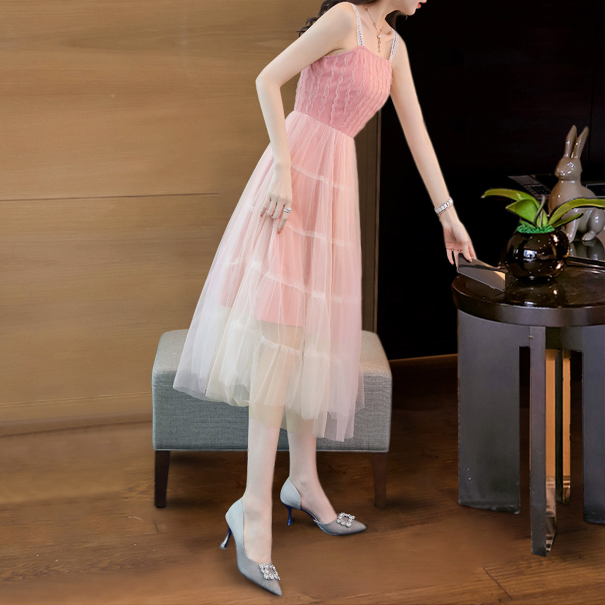 春装时尚优雅气质一字肩纯色简约仙女网纱吊带连衣裙女