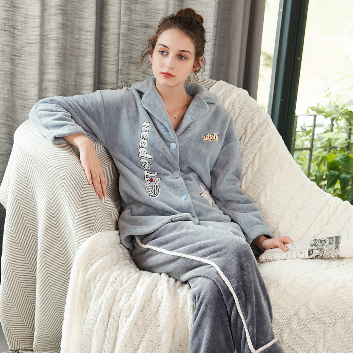 芬腾新品英文青春翻领长袖玉兔绒女士家居服睡衣珊瑚绒睡衣套装