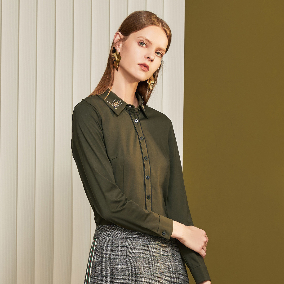 juzui/玖姿纯色时尚绣花长袖修身显瘦衬衫女