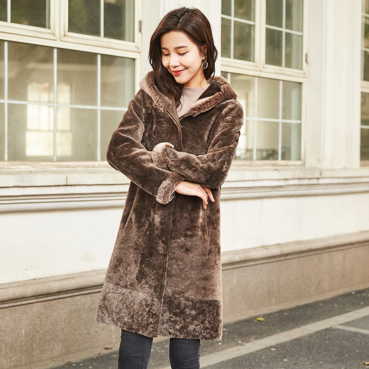 都市街头高贵皮毛一体女士中长款外套