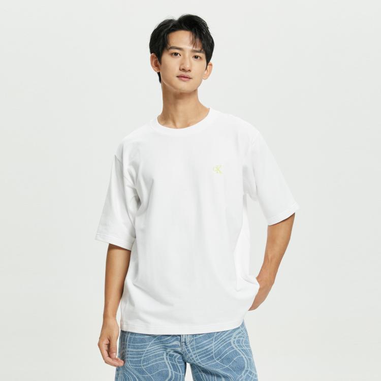 Calvin Klein Ck Jeans夏季男士时尚圆领彩纹底镂空logo透气短袖t恤j320558 In White