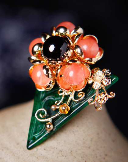 虚花悟 石榴石融色干青胸针