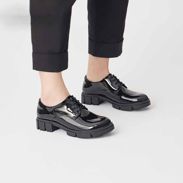 Clarks 秋冬百搭时尚皮质女单鞋 媞拉系列 In Black