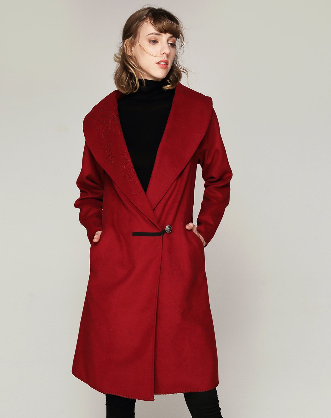 暗红顺色绣花毛呢翻领长袖中长大衣