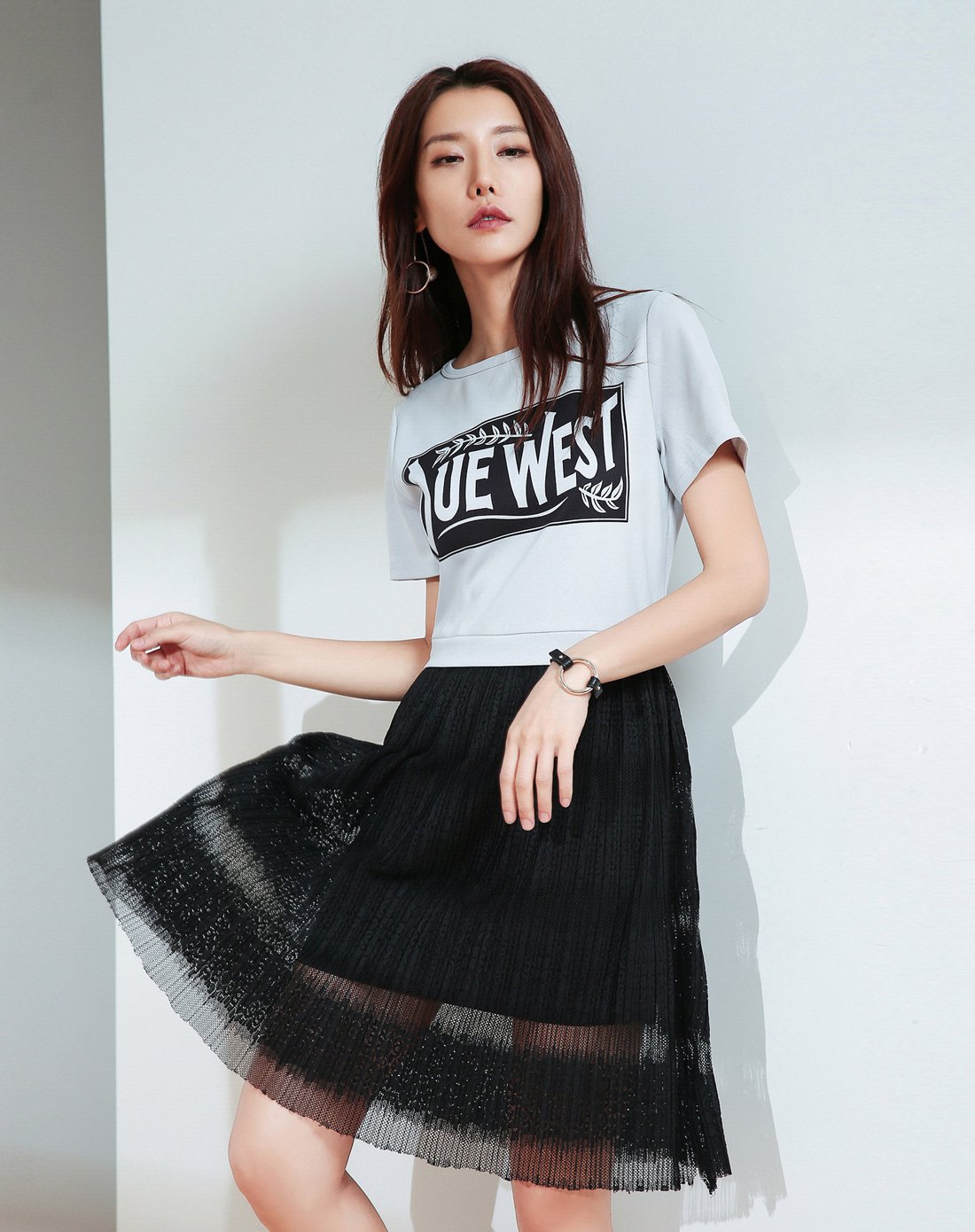 潮文化-卓雅玛设计师定制字母印花上下拼接短袖连衣裙浅灰色sxha75507