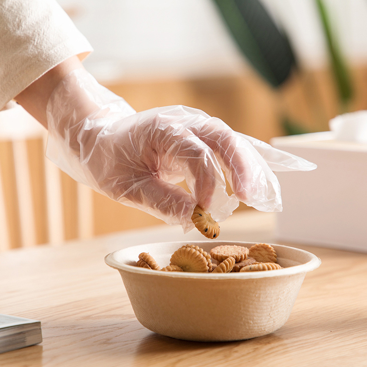 300只一次性手套餐饮美发吃小龙虾透明塑料餐饮薄膜一次性手套