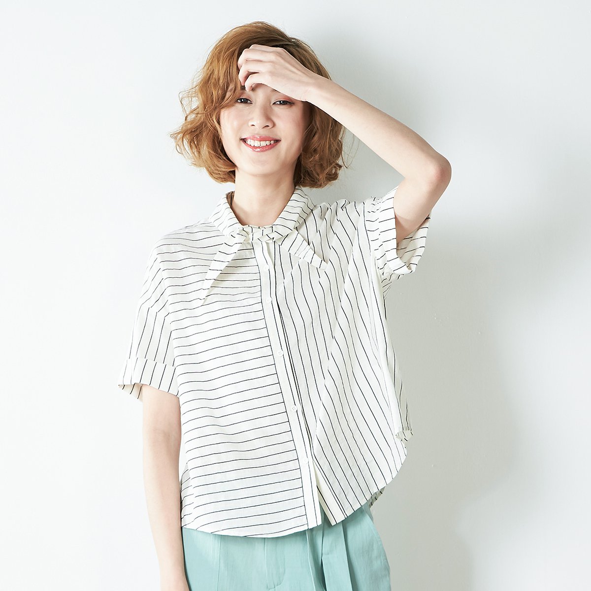 大方领短袖衬衫