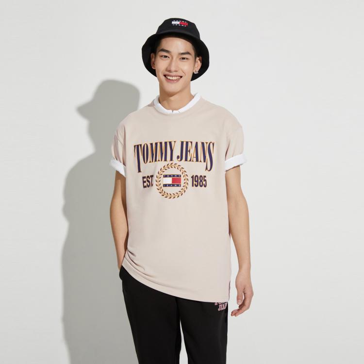 Tommy Hilfiger Tommy Jeans 男装纯棉平纹美式复古徽章印花宽松短袖t恤16231 In Neutral