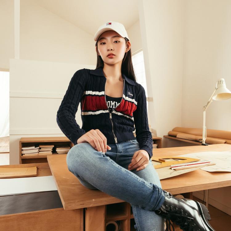 Tommy Hilfiger Tommy Jeans24新款秋冬女翻领绞花肌理感长袖针织开衫外套19373 In Black