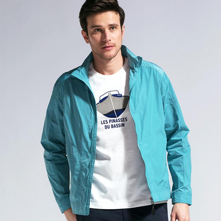 Aigle 艾高brandon男款防泼水轻量风衣时尚潮流防风外套皮肤衣 In Blue