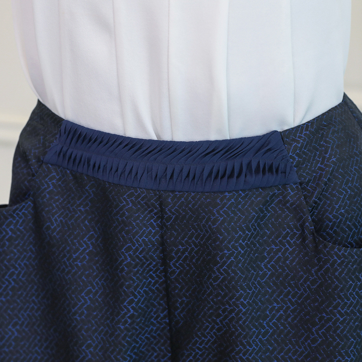 voa藏青色提花不对称立体塔克褶休闲宽松中腰九分裤真丝休闲裤