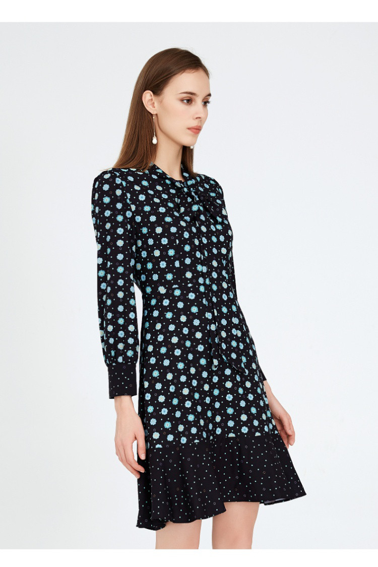 蓝地2021秋季新款时尚印花系飘带连衣裙女休闲