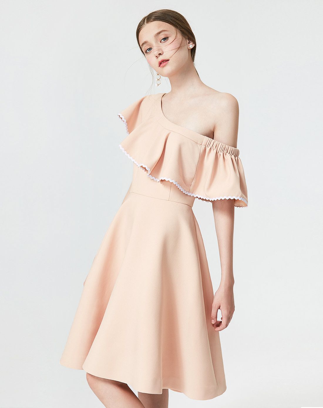 糖力春装新款欧美荷叶边袖斜肩露肩连衣裙