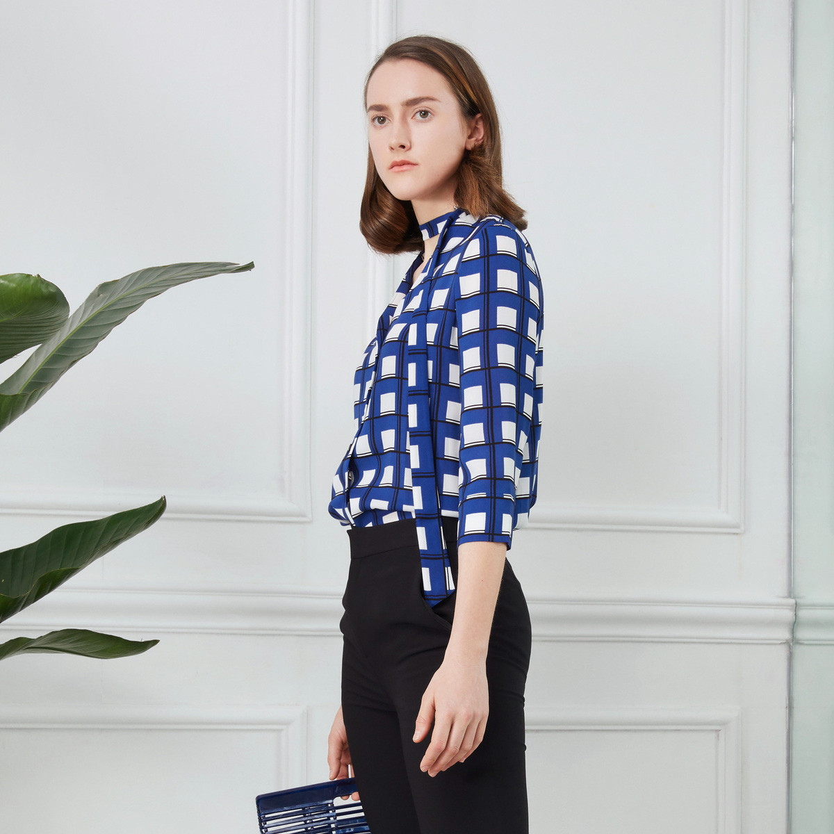 欧碧倩obeg时尚v领飘带格子衬衫印花通勤简洁衬衣