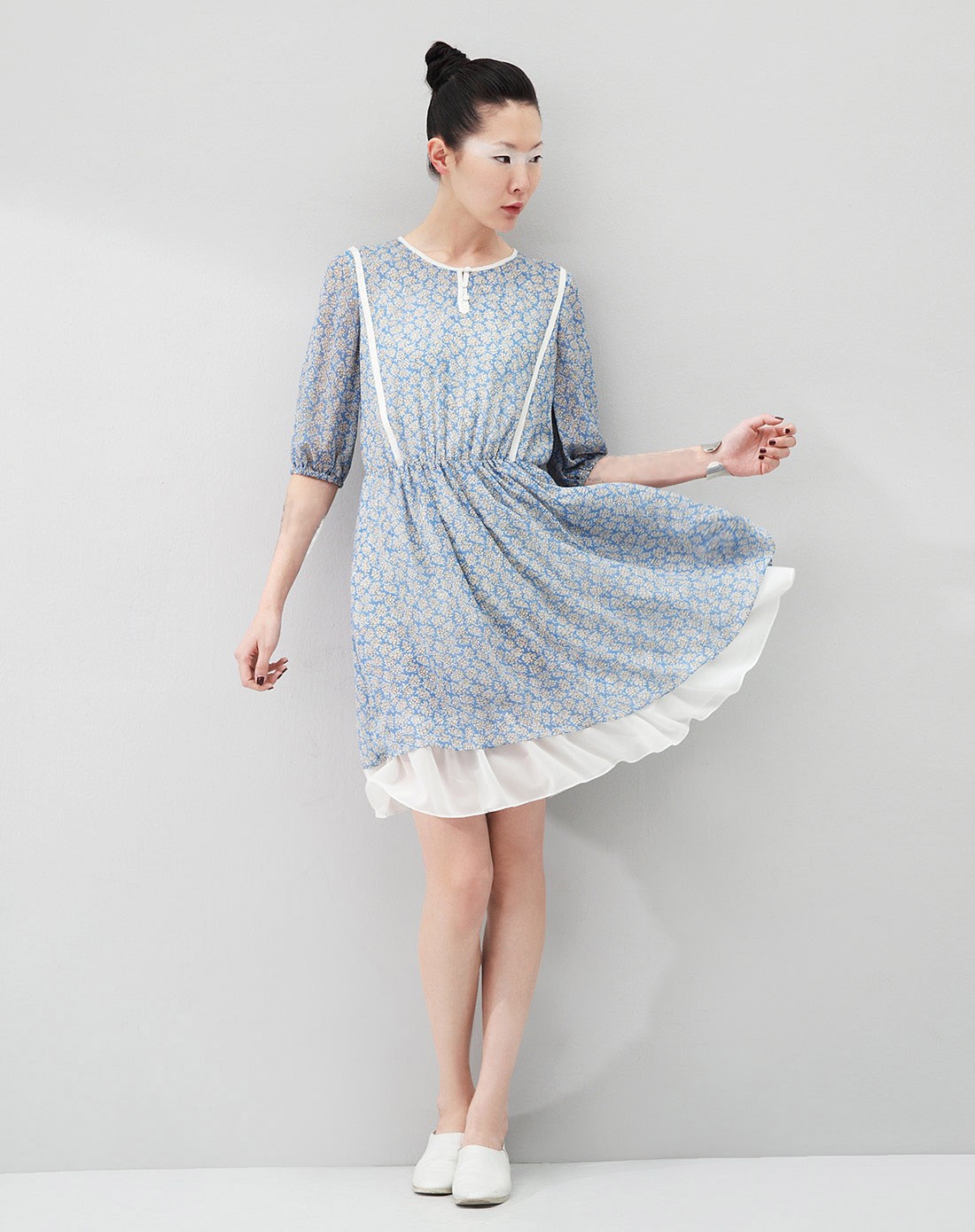 蓝底白花圆领大摆裙短袖连衣裙