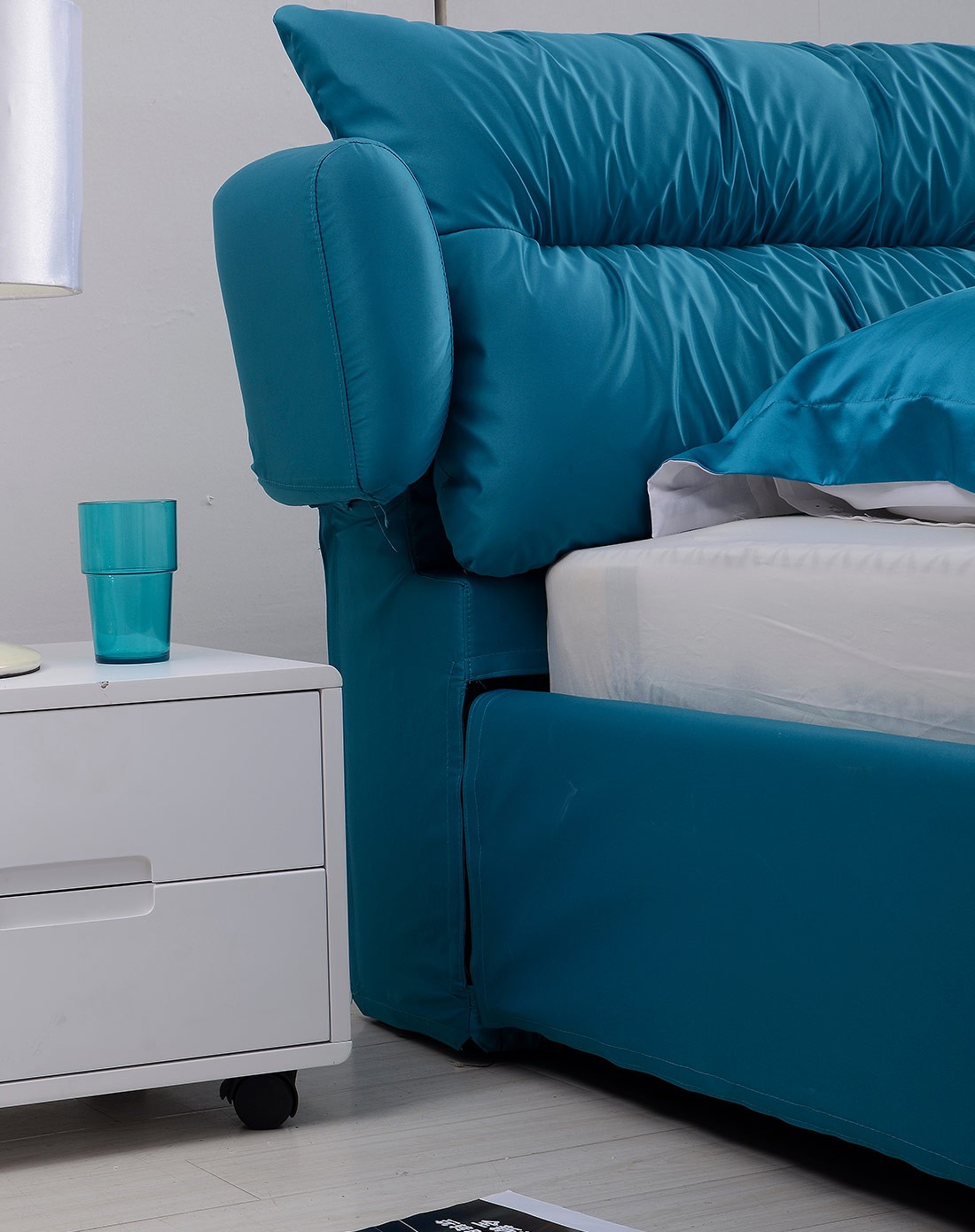 宝蓝色经典舒适布艺床1.5m*2m