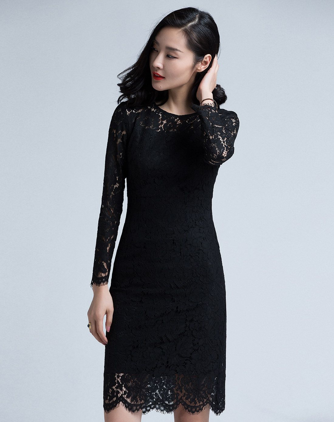 黑色花朵镂空舒适连衣裙