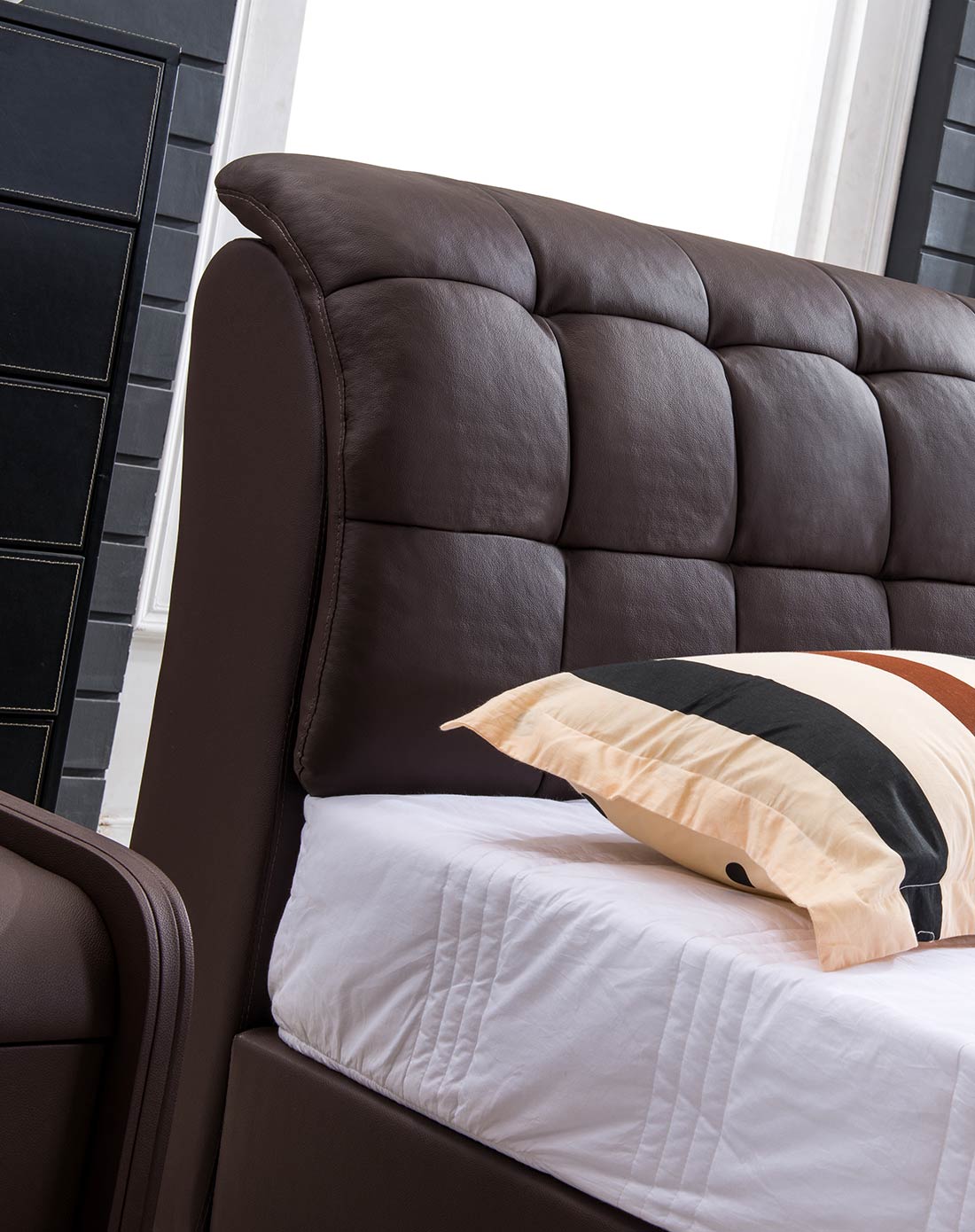 带床箱经典卧室深咖色皮床 实用首选